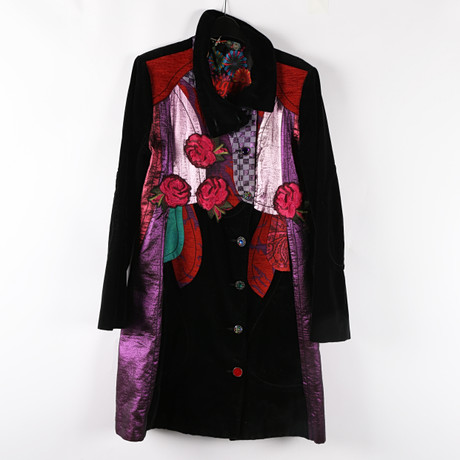 EN DESIGUAL LAPPTÄCKROCK MED APPLIKATIONER FÖR KVINNOR. Vintagekläder ...