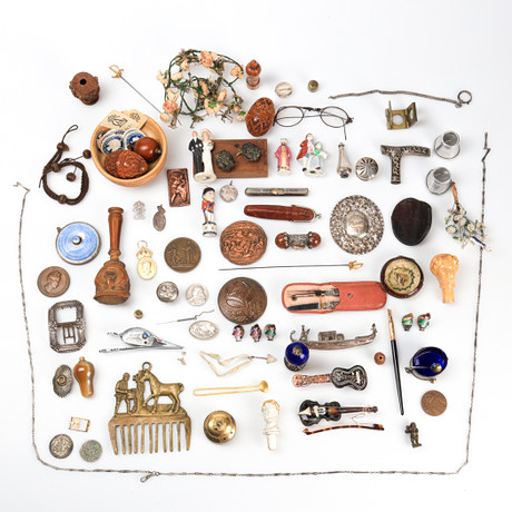 COLLECTION CURIOSA, tray with small objects. Miscellaneous ...