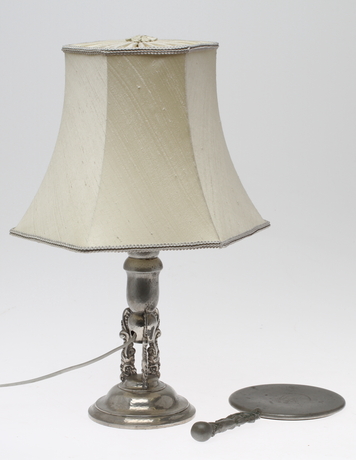 BORDSLAMPA, HANDSPEGEL, tenn, 1900-tal.