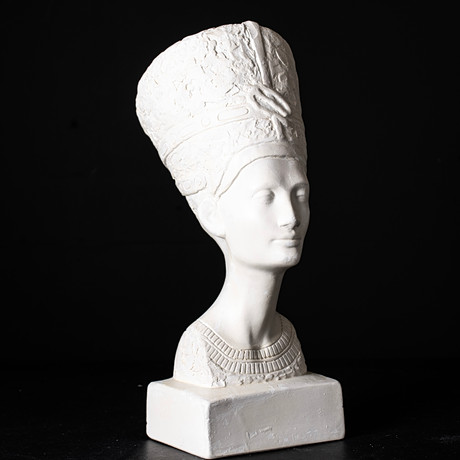 FIGURIN / BYST, " Nefertiti ". Konst - Skulptur - Auctionet