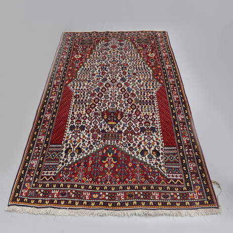 MATTA, röd, handgjord, 1900-tal. Mattor & Textil - Mattor - Auctionet