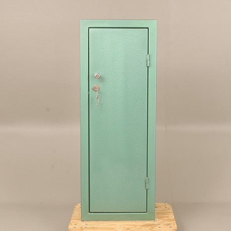 A 20th century gun cabinet. Weapons & Militaria - Other - Auctionet