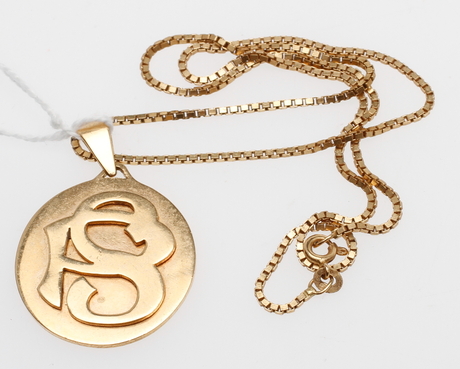KEDJA samt HÄNGE, 18k guld, vikt ca 26 gram.