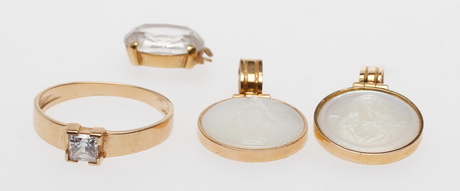 HÄNGEN samt RING, 4 delar, 18k guld, vikt tot ca 8,3 gram.