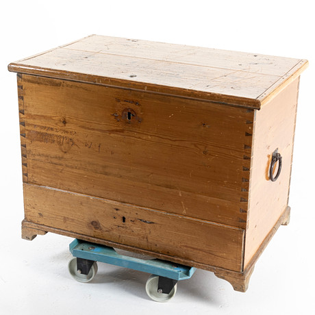 KISTA, med utdragbar låda, 1800-tal. Möbler - Övrigt - Auctionet