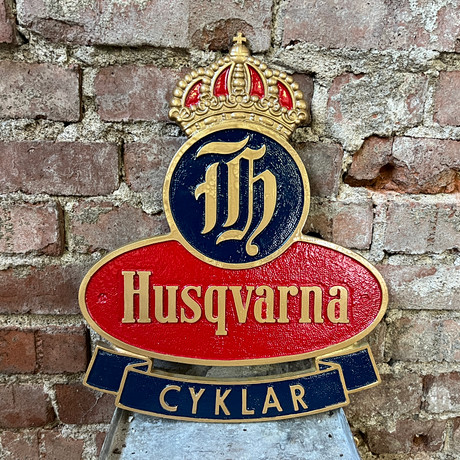 HUSQVARNA CYKLAR, väggskylt, gjutgods, 1900-tal, sentida.