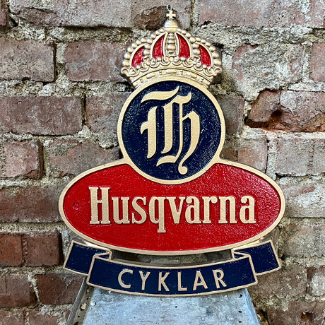 HUSQVARNA CYKLAR, väggskylt, gjutgods, 1900-tal, sentida.
