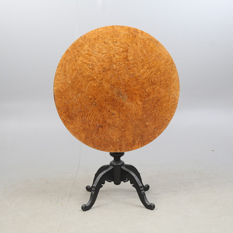 A folding table, veneered with alrot, Early 19th century. Furniture ...