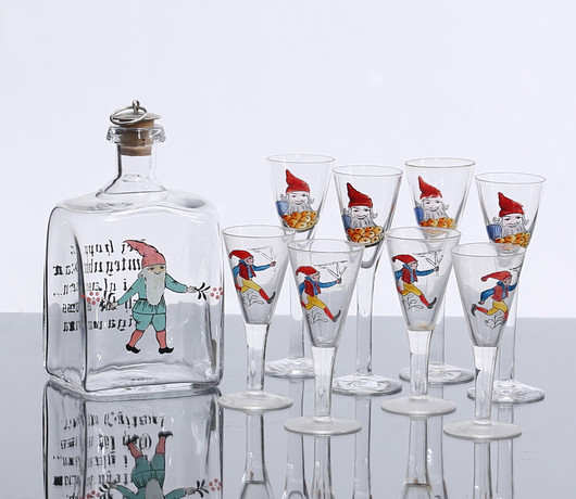 SNAPSFLASKA SAMT GLAS, 9 delar, målat glas med julmotiv, 1900-tal. Glas ...