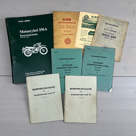 SVENSKA ARMÈN, 8 st, pärm, broschyrer mm bl.a Albin, Freds-Jeep, Armémotorcykel Typ 962, 256A, 1900-tal.