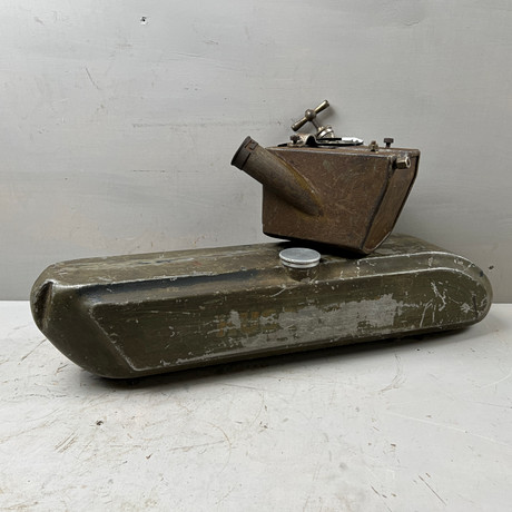 HUSQVARNA, bensintank och oljetank, modell 145, 1910-tal., såld på svensk auktion för 6 100 kr