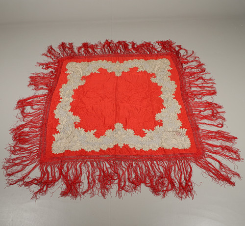 ANTIK RÖD SIDEN & BRODERAD SJAL. Mattor & Textil - Textil - Auctionet