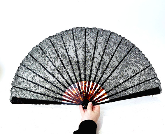 TORTOISESHELL FAN WITH LACE. Miscellaneous - Miscellaneous - Auctionet