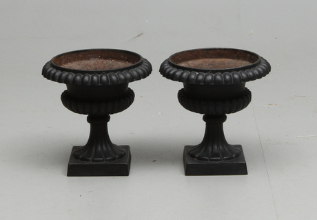 TRÄDGÅRDSURNOR, 1 par, gjutjärn.