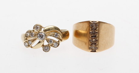 RING, 18k guld, vikt ca 3,9 gram samt RING, 14 guld, vikt ca 2,9 gram.