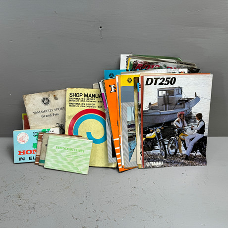 HONDA, KAWASAKI, YAMAHA, SUZUKI, parti verkstadslitteratur och broschyrer, 1960/70-tal.