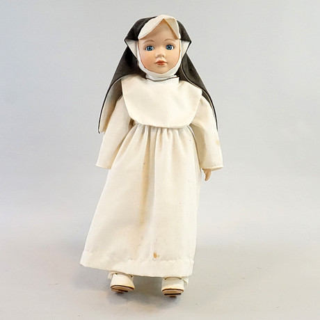 The nun porcelain dolls - México