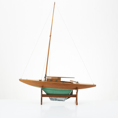 BÅTMODELL, segelbåt, kravellbyggd i ek och mahogny, köl med blytyngd ...