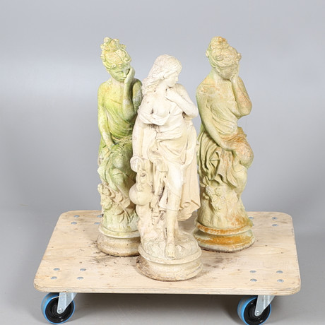 A GROUP OF FOUR CAST GARDEN STATUES. Furniture - Garden - Auctionet