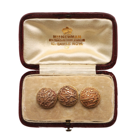 THREE FAR EASTERN GOLD BUTTONS. Jewellery & Gemstones - Other - Auctionet