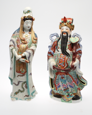 FIGURINER. 2 st, orientaliska, 1900-tal, polykrom dekor.