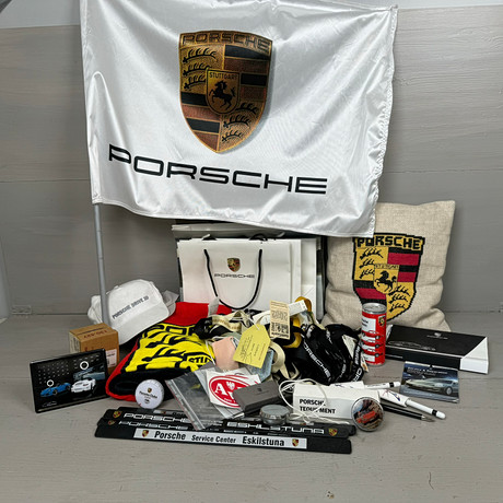 PORSCHE, stort parti, bl.a kepsar, kudde m.m, ca 20 delar, sentida tillverkning.