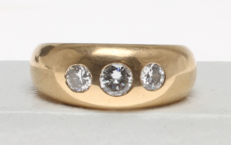 RING, 18k guld med tre briljantslpade diamanter om tot enligt gravyr 0,86ct.