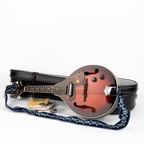 A SAMICK MANDOLIN, SM16AME, Korea, 1990's. Collectables - Musical