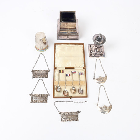 A SILVER PLATED INKWELL, FIVE DECANTER LABELS, FOUR NOVELTY COFFEE ...