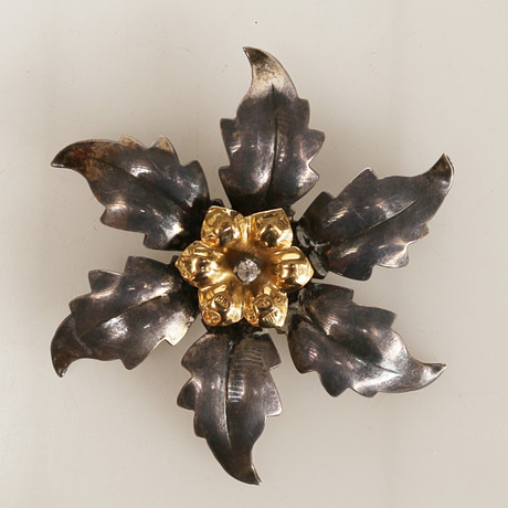 BROSCH silver med inre blomblad i stämplat 18k guld. Smycken ...