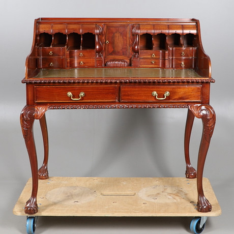 A REPRODUCTION MAHOGANY WRITING DESK. Furniture - Other - Auctionet