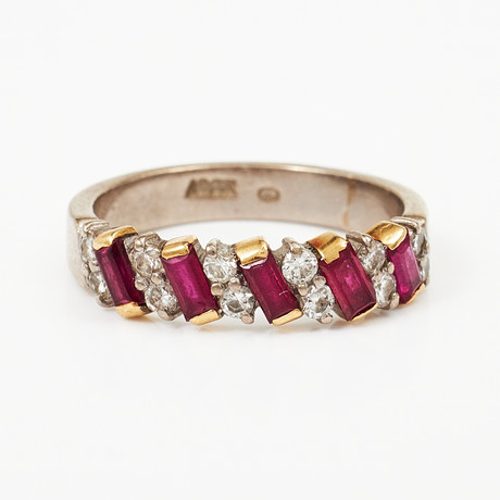 RING, 18 k röd/rodierat vitguld, 5 baguetteslipade syntetiska rubiner ...