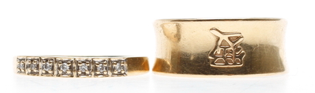 RINGAR, 2st, 18k guld, en med mindre diamanter, vikt ca 5,5 gram.