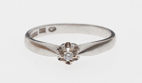 RING, 18k guld med mindre diamant, vikt ca 2,4 gram.