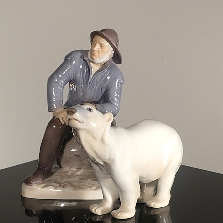 FIGURINER, man med pipa och isbjörn, Bing & Gröndahl.