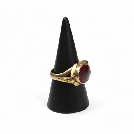 RING MED RÖD STEN, 18k guld. Smycken & Ädelstenar - Ringar - Auctionet