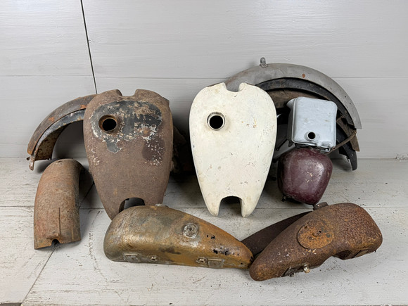 HUSQVARNA, Bränsletankar, skärmar m.m, 11delar, 1930-tal, Sverige., såld på svensk auktion för 5 056 kr