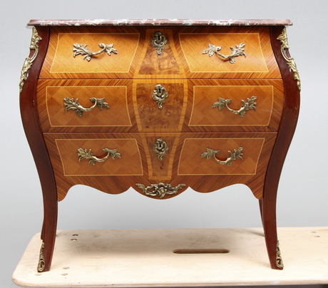 BYRÅ, ROKOKOSTIL. Tre lådor. 1900-talets senare hälft.