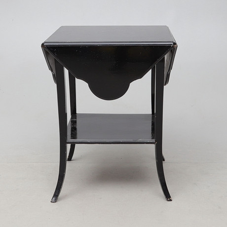 AN EARLY 20TH CENTURY ENVELOPE TABLE. Furniture - Tables - Auctionet