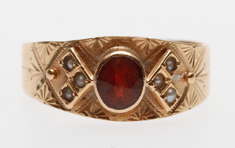RING, 18k guld med granat och pärlor, vikt ca 1,8 gram.