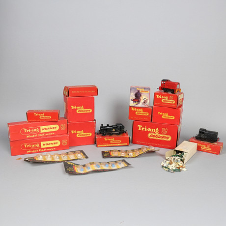 TRI-ANG HORNBY. A COLLECTION OF 00 GAUGE MODEL RAILWAY ACCESSORIES (QTY ...