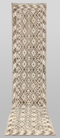 ORIENTMATTA, handknuten, kelim, gallerimodell. Ca 393 x 81 cm. på auktion hos Gomér & Andersson Linköping
