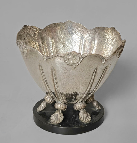 SILVER CENTERPIECE WITH SCALLOPED EDGES AND RELIEF DECORATION. Silver ...