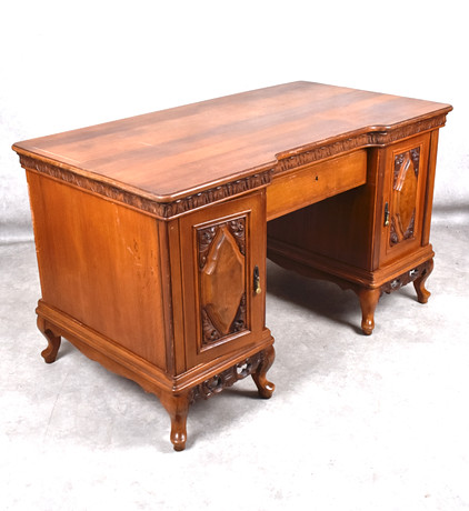 An oak desk, first part of the 20th century. Furniture - Tables - Auctionet