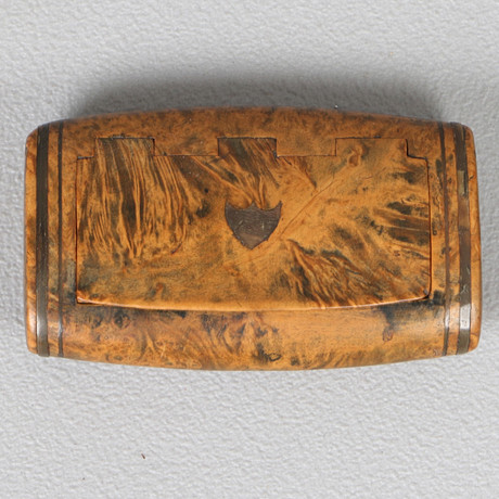 A LATE 19TH CENTURY BURR WALNUT SNUFF BOX. Furniture - Other - Auctionet