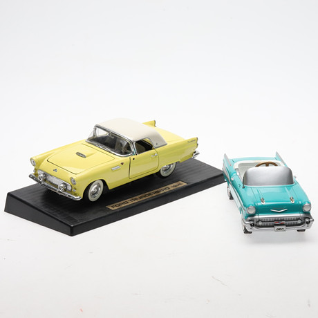 MODELLBILAR, plåt, 2 st, bl.a Ford T-bird 1955, 1:18 och Chevrolet Bel Air 1957.