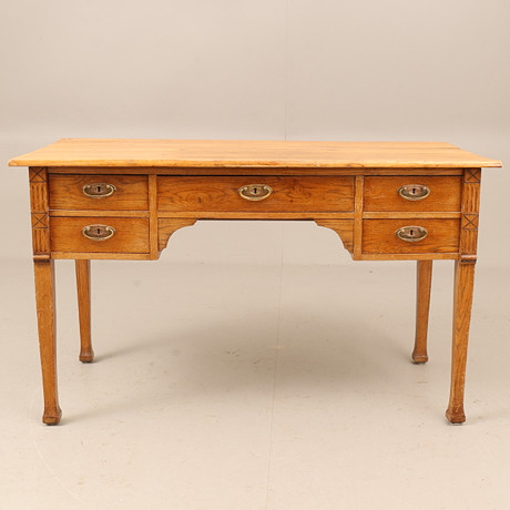 An oak desk, first half of the 20th century. Furniture - Desks - Auctionet