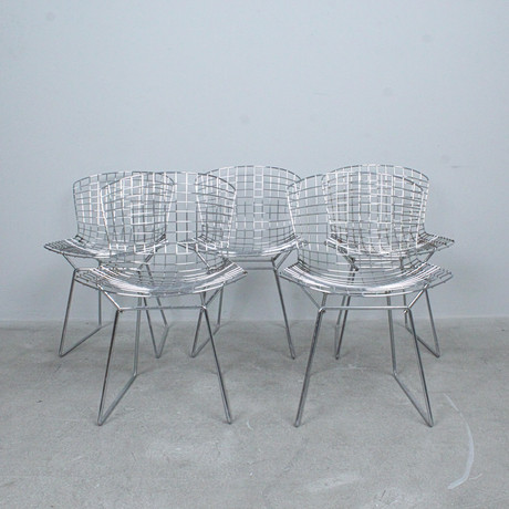 Fem stolar i Still av Harry Bertoia.