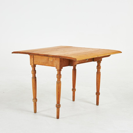 FLAP TABLE. Second half of the 19th century, tilted frame, turned legs ...