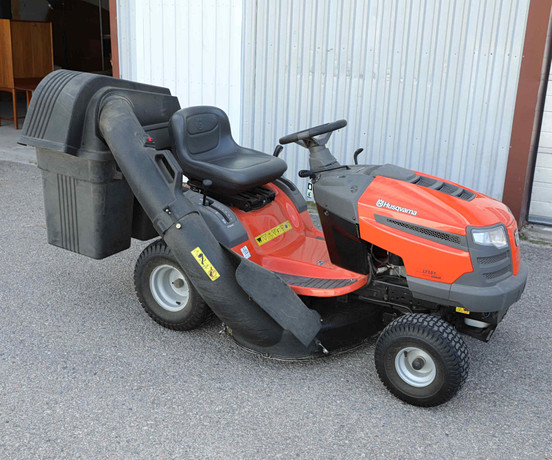ÅKGRÄSKLIPPARE MED UPPSAMLARE, Husqvarna LT151, Kohler.